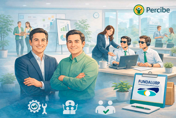 Oficina moderna con dos hombres sonrientes al frente. En el fondo, personas trabajan en equipos y computadoras. Logos de 'Percibe' y 'FUNDALURP', y símbolos de eficiencia, equipo y apoyo. Ambiente profesional e inclusivo.